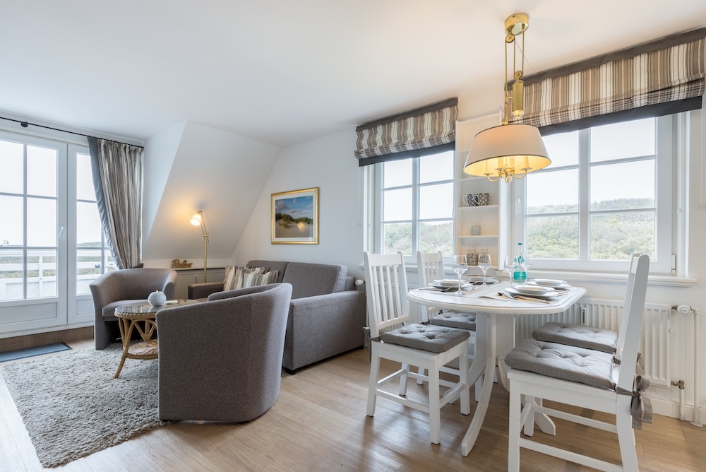 Wohnzimmer App. 13 Haus Sturmfried Esstisch und Couch